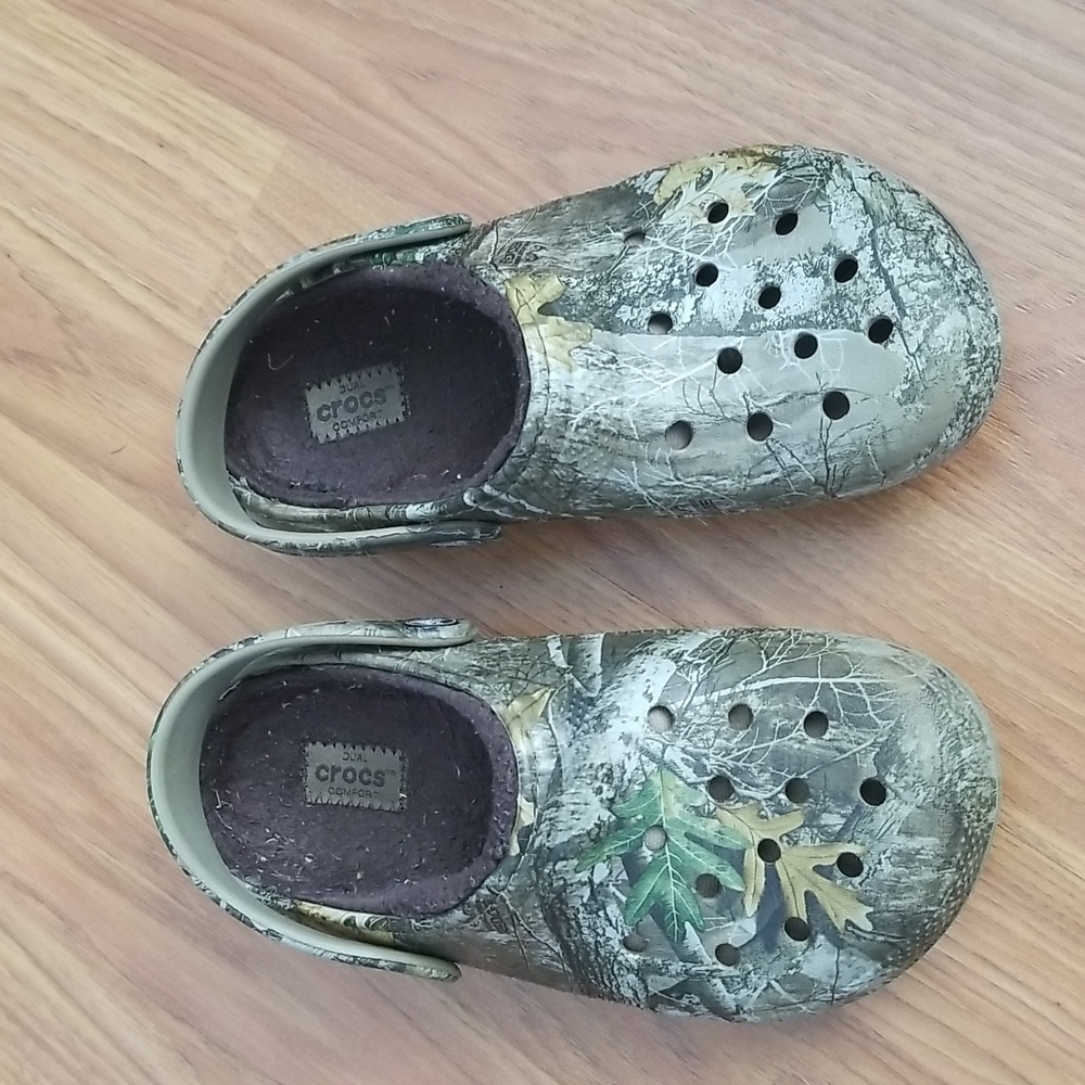Crocs camo fleece lined clogs